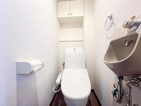 丁寧に手入れが行き届いたトイレは、清潔感が保たれた空間です。シンプルで使いやすい設計が魅力で、中古物件でも快適に利用できます。日常の生活に安心感をもたらす設備です。