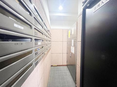 便利な宅配ボックスが設置され、日中留守でも荷物を受け取れます。ネットショッピングの普及により、荷物の受け取りがスムーズに行え、忙しい毎日をサポート。時間に縛られることなく、快適な生活が実現します。