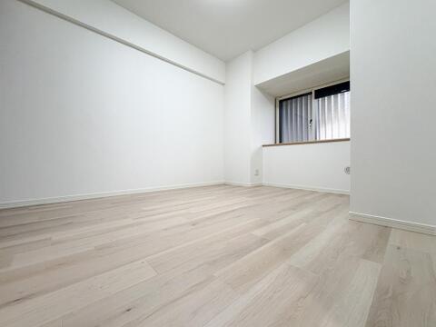 広々な子供部屋は、のびのびと過ごせる空間が魅力です。明るい日差しが差し込み、遊びや勉強に集中できる居心地の良い環境となります。お子さまの成長に合わせたレイアウト変更もしやすく、収納も充実しています。