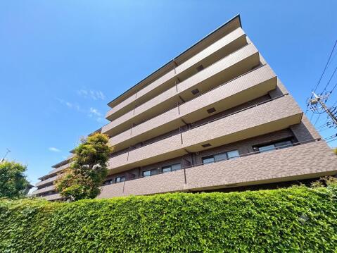 柔らかなトーンの外壁色が周辺環境に馴染む優しい色合いの外観デザイン。温かみのある落ち着いた佇まいが街並みに自然と溶け込み、帰るたびに心が和む住まいです。