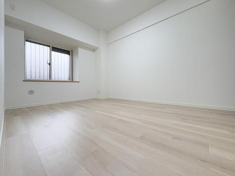 広々とした居室は、たっぷりと日差しが差し込み、ゆったりとしたくつろぎのひとときを楽しめる空間です。清潔感と快適さが保たれており、穏やかで心地よい毎日を支えてくれます。