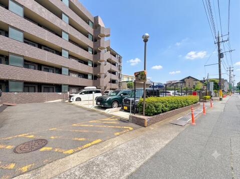 敷地内に駐車場があるため、車の移動がスムーズに行え、日常の外出が便利です。マンションの管理体制が整っており、防犯面でも安心して利用できる駐車場です。