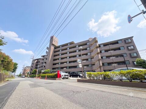 落ち着いた住宅環境に位置するマンション。周辺の街並みに馴染む外観が印象的で、穏やかで良質な住環境が日常生活にゆとりある深い安らぎをいつももたらします。