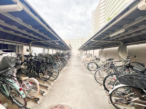 敷地内の駐輪場は、自転車を使う方にとって便利な設備です。整ったスペースで、通勤や通学にも安心して利用でき、日々の生活に利便性と快適さをプラスしてくれます。