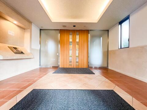 エントランスのゆとりある空間は、住む人を心地よく迎え入れます。美しいデザインと管理が行き届いた清潔感が魅力で、生活の質を高めてくれる特別な空間です。