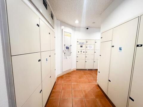 便利な宅配ボックスが設置され、日中留守でも荷物を受け取れます。ネットショッピングの普及により、荷物の受け取りがスムーズに行え、忙しい毎日をサポート。時間に縛られることなく、快適な生活が実現します。