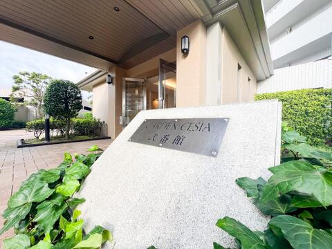 ワンフロアで完結する生活動線が魅力のマンション。階段の上り下りがないフラットな設計で、日々の家事や移動がスムーズです。管理体制がしっかりしているため、共用部分も美しく保たれており、快適に暮らせます。