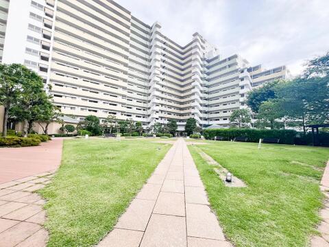 外観はシンプルながらも洗練されたデザインで、周囲の街並みにも調和しています。品のある佇まいが、暮らしに安心感と誇りをもたらしてくれます。