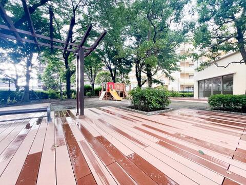 敷地内に公園があるため、家族や住民が気軽に自然を感じられる空間が広がります。小さなお子様の遊び場や、リラックスした時間を楽しむのに最適で、散歩や休息のひとときに利用できる心地よい環境です。