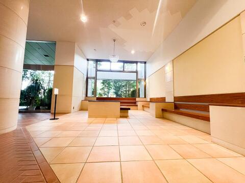 上品で落ち着きのある佇まいが、住む人に安心感を与えてくれるマンションです。しっかりとした造りが信頼を感じさせ、快適で心地よい住環境が整っています。