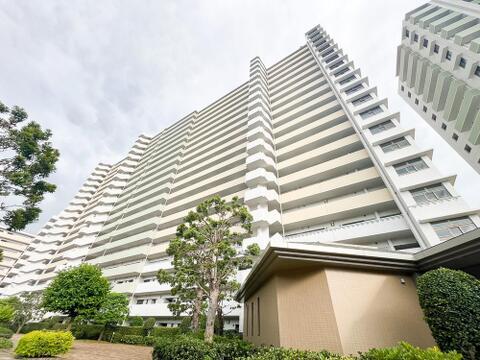 落ち着いた佇まいが魅力のマンションで、帰宅するたびにほっとする安らぎが感じられます。高級感と清潔感が漂う外観が、暮らしに彩りを添えてくれる住まいです。