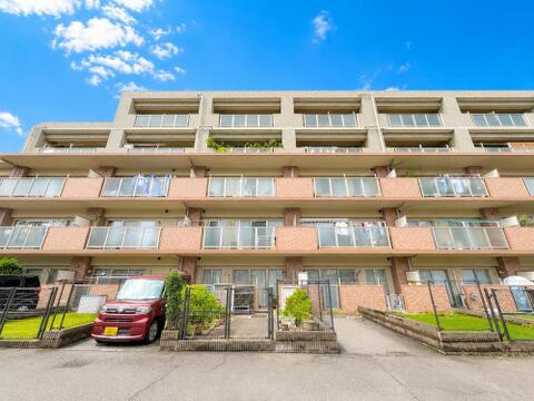 落ち着いた住宅環境に位置するマンション。周辺の街並みに馴染む外観が印象的で、穏やかで良質な住環境が日常生活にゆとりある深い安らぎをいつももたらします。