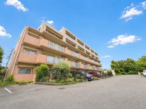 淡いトーンの外装材を使用した穏やかで品のある外観。光の当たり方によって表情が変わる外壁が、四季折々の風景に映える美しい住まいの顔を見事につくり出します。