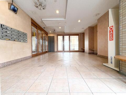 清潔感ある共用エントランスが来訪者を温かく迎えます。管理が行き届いた住環境を反映した、住む人に毎日安心感と誇らしさをもたらす印象的なエントランスです。