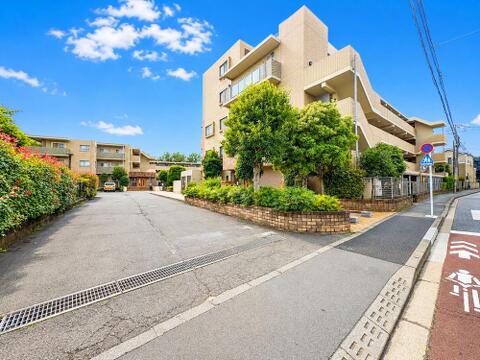 落ち着いた閑静な住宅街に位置する住まいです。静かで穏やかな環境が、毎日の生活に安らぎと快適さをもたらします。