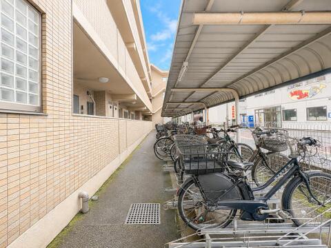 駐輪スペースを備えたマンション。日常の移動手段として自転車をいつでも活用しやすい便利な環境です。2台所有など駐輪に関するご要望があれば管理会社へ確認をさせていただきます。