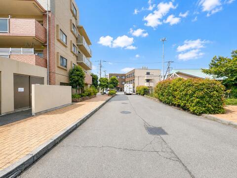 自然に囲まれた立地で、心安らぐ暮らしが叶う住まいです。窓を開ければ爽やかな風と鳥のさえずりが心地よく、喧騒を離れた穏やかな時間が流れる環境が整っています。