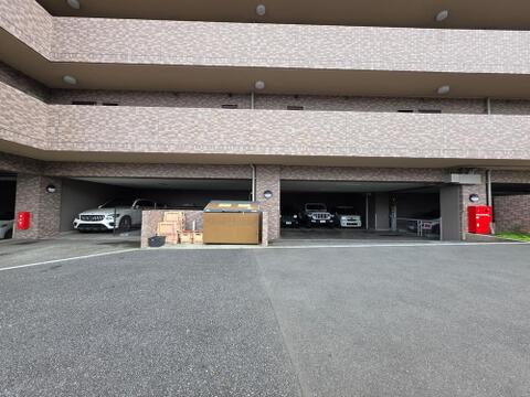 敷地内に駐車場が設けられており、お車を利用される方にも嬉しい住環境です。建物下部を活用した設計により雨の日の乗り降りもしやすく、住まいの利便性を高めています。