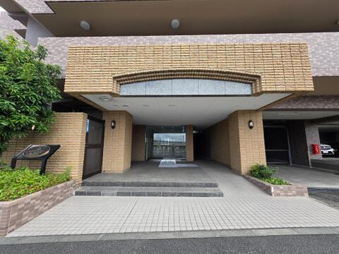重厚感のあるエントランスが住まう方や来訪者を迎えます。ゆとりあるアプローチと管理の行き届いた共用部が印象的で、日々を気持ちよく過ごせる住環境が整っています。