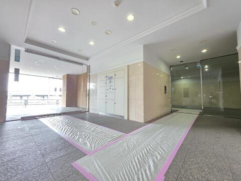エントランス内には宅配ボックスが設置されており、不在時でも荷物の受け取りが可能です。明るく清潔感のある共用空間は管理状態も良好で、毎日の暮らしを快適にサポートします。