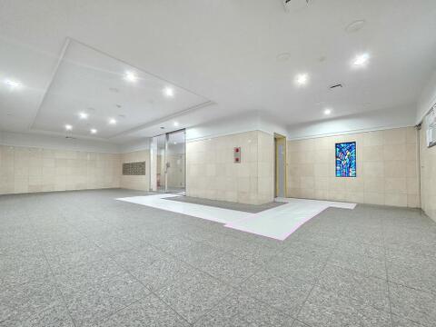 ゆとりある広さを確保したエントランスホールです。明るく開放的な空間が広がり、管理の行き届いた共用部が住まう方を心地よく迎えます。落ち着いた雰囲気も魅力です。