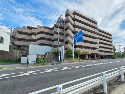 重厚感のある外観が印象的なマンションです。日野駅徒歩8分の利便性を備えながら、落ち着いた住環境も魅力。新規リノベーション実施予定のお部屋で、新たな暮らしをスタートできます。