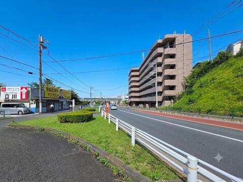 日野駅徒歩8分の立地に位置するマンションです。周辺は歩道が整備され、通勤・通学にも便利な住環境。生活利便施設も利用しやすく、暮らしやすさを実感できるロケーションです。