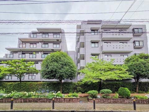 存在感のある外観が特徴のマンション。落ち着いたデザインとしっかりとした構造が安心感をもたらし、住まいとしての信頼性が感じられる美しい造りです。