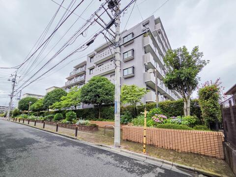 ワンフロアのフラットな生活が実現するマンション。家事動線がコンパクトで、暮らしやすさが魅力です。管理体制が行き届いているため、共用部分の清掃がしっかりと行われており、快適に過ごせる住まいです。