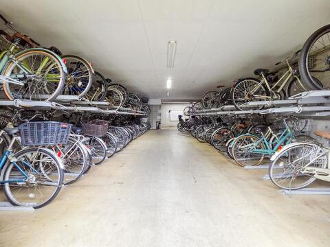 敷地内の駐輪場は、自転車を使う方にとって便利な設備です。整ったスペースで、通勤や通学にも安心して利用でき、日々の生活に利便性と快適さをプラスしてくれます。