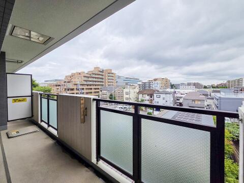 広々なバルコニーは、日当たりが良く、洗濯物がすっきりと乾きやすいのが魅力です。風通しも良いため、毎日のお洗濯が快適に進み、家事の負担が軽減されます。自然の風を感じながら、清々しいひとときを過ごせます。