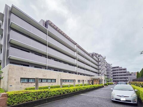 スタイリッシュで洗練された外観が、毎日帰宅するのを楽しみにさせてくれます。上質なデザインが目を引き、住む人にも訪れる人にも好印象を与える美しい佇まいが魅力です。
