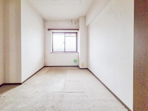 リフォーム前の洋室です。子供部屋として、のびのびと過ごせる空間が魅力です。明るい日差しが差し込み、遊びや勉強に集中できる居心地の良い環境となります。お子さまの成長に合わせたレイアウト変更もしやすいです