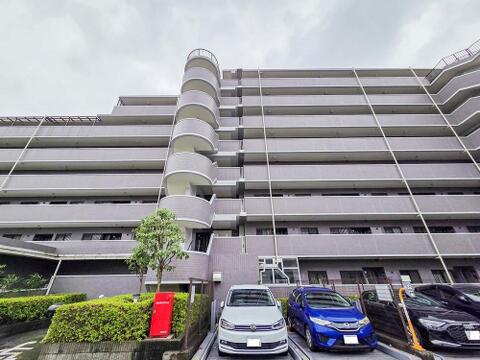 ワンフロアで完結する生活動線が魅力のマンション。階段の上り下りがないフラットな設計で、日々の家事や移動がスムーズです。管理体制がしっかりしているため、共用部分も美しく保たれており、快適に暮らせます。