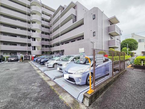 敷地内に駐車場があるため、車の移動がスムーズに行え、日常の外出が便利です。マンションの管理体制が整っており、防犯面でも安心して利用できる駐車場です。