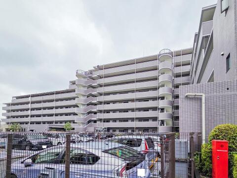 落ち着いた色調とデザインが特徴の外観は、住む人の心を和ませる上品な佇まい。高級感と清潔感が漂い、安心して暮らせる住環境を実感できます。