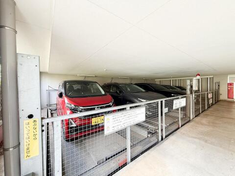 家族それぞれの車をとめられる広い駐車スペースは、日常の利便性を高めるうれしいポイントです。
