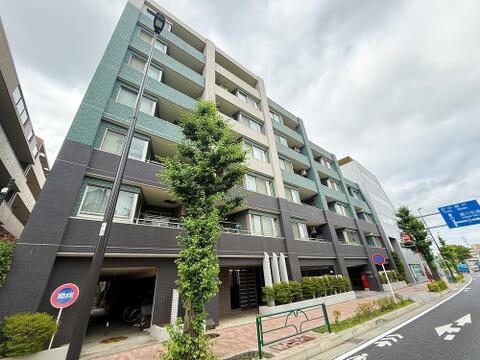 明るい色調とシンプルなデザインが印象的な建売住宅の外観。清潔感が漂い、季節の移り変わりとともに美しい表情を見せる家です。長く愛されるデザインで、住む人に安心感と快適さを与えてくれます。