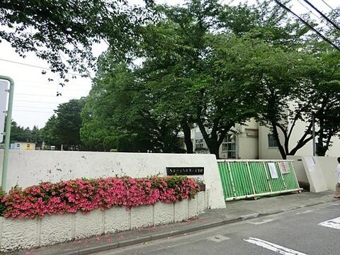 多摩市立第三小学校まで約1080m