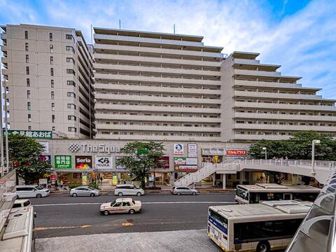 上品で落ち着きのある佇まいが、住む人に安心感を与えてくれるマンションです。しっかりとした造りが信頼を感じさせ、快適で心地よい住環境が整っています。
