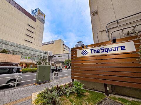 落ち着いた色調とデザインが特徴の外観は、住む人の心を和ませる上品な佇まい。高級感と清潔感が漂い、安心して暮らせる住環境を実感できます。