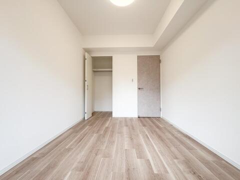 すべての洋室には収納が備え付けてあります。衣類や小物などを収納することで、住空間を有効活用できます。広さも十分ございますので、お客様の生活シーンに合わせてご活用ください。