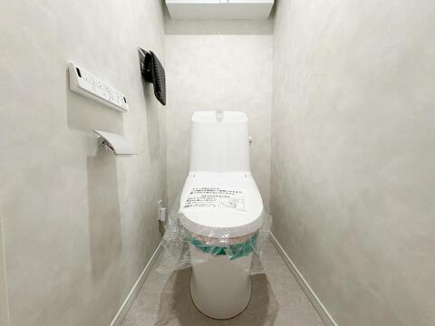 白色に統一されたトイレは清潔感に満ち溢れております。吊戸棚が設置されているためトイレットペーパーのストックや、掃除用品の収納に困りません。