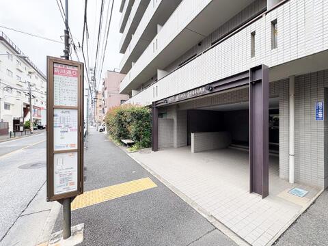 建物前面にはバス亭がございます。荷物を持っての移動でもストレスなく、楽に動けます。