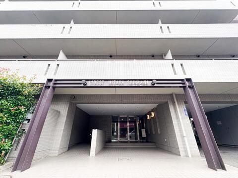 直線美が際立つ、モダンで上質な外観。機能性と美しさが融合した、現代の邸宅にふさわしい表情です。