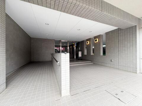 エントランスには緩やかなスロープが取りついています。
