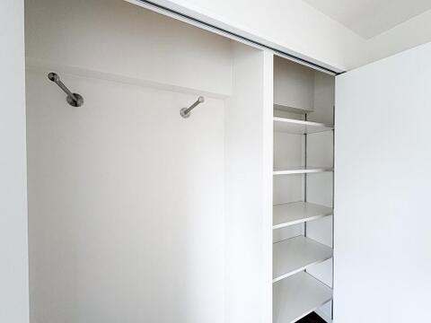 収納内部パーツが新規交換されております。高さを調整できる便利な可動棚も備わっているため、バッグや畳む衣類など、荷物の大きさに合わせてすっきりと美しく収納可能となっております。