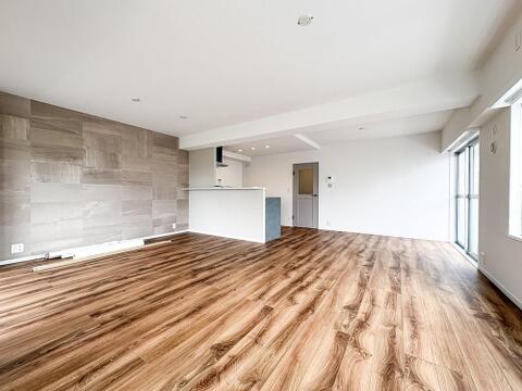 掃出し窓から光が降りそそぐ開放的なリビング。大きな窓からは、太陽の光はもちろん、爽やかな風が吹き抜けます。自然の恵みが、快適で心地の良い空間を演出してくれます。