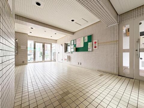 白を基調とした明るくゆとりある広さのエントランスホール。掲示板の整理や清掃状況からも管理の良さが窺え、毎日の暮らしに安心感と快適さをもたらしてくれます。