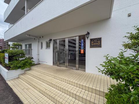 マンションに住まう人をいつも暖かく迎えてくれるような、優しい温もりが漂っています。